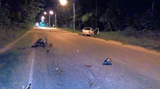 Dos heridos al chocar una moto y un auto en avenida Zanni