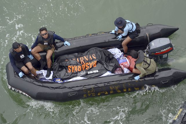 Personal de la marina de Indonesia transporta el cadáver de una de las víctimas. (Foto: Reuters).