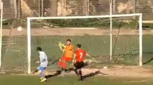 Lo que te devoraste... Con un zurdazo el atacante mandó la pelota afuera del arco, pero el referí vio gol.