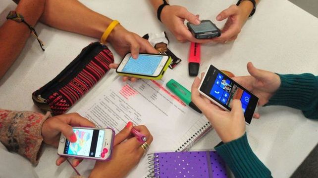 Los alumnos de las escuelas secundarias podrán contar con celulares para acceder a contenidos.