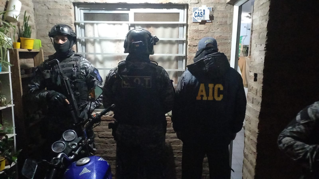 Personal de la AIC en uno de los domicilios allanados por el crimen de Juan Manuel Carita. 