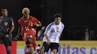 Bernardello debutó de titular en la selección en el triunfo 3 a 1 ante Panamá. Fue el 20 de mayo de 2009 en Colón.