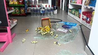 Los delincuentes destrozaron los vidrios del local de San Luis al 3500 con un adoquín.&nbsp;
