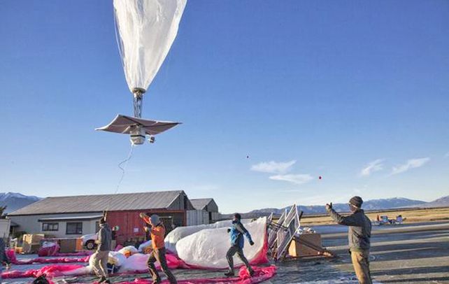 El transmisor de Google cuelga de un gran globo de helio.