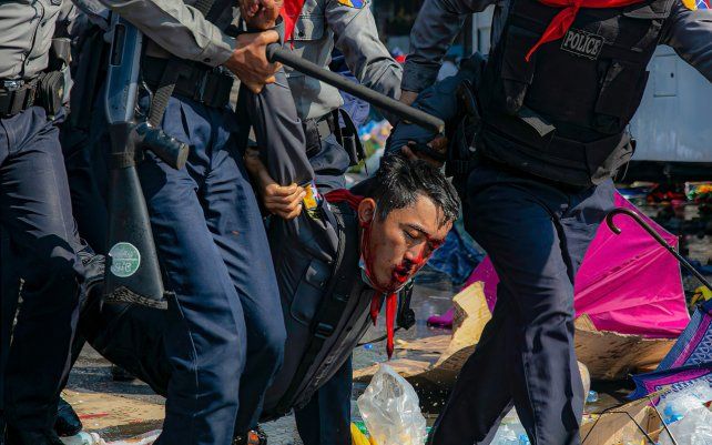 Un hombre herido es retirado por las fuerzas tras las cargas policiales en una protesta contra el Gobierno militar en Birmania.