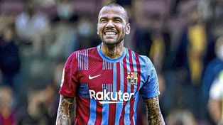 Dani Alves reconoció que habló con Messi para que termine su carrera en Barcelona.