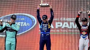 El festejo de Thomas Ricciardi en Toay, en su primer triunfo en el TC Pista. Ahora tiene la posibilidad de debutar en el TC. El último rosarino había sido José Luis Ricciardi.