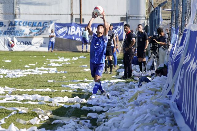 Los papelitos invasores. Gran cantidad de papelitos y serpentinas se tiraron apenas salió el equipo a la cancha y se amontonaron al costado. Entre ellos aparece Joaquín Sosa sacando el lateral.
