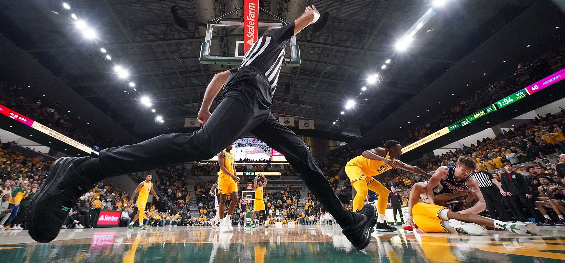 El árbitro Doug Sirmons, a la izquierda, se coloca en posición para tomar una decisión en la jugada por la posesión del balón contra el escolta de Baylor, durante la segunda mitad de un partido de baloncesto universitario de la NCAA el lunes 17 de febrero de 2025 en Waco, Texas. (Foto AP/Julio Cortez) El árbitro Doug Sirmons, a la izquierda, se coloca en posición para tomar una decisión en la jugada por la posesión del balón contra el escolta de Baylor, durante la segunda mitad de un partido de baloncesto universitario de la NCAA el lunes 17 de febrero de 2025 en Waco, Texas. (Foto AP/Julio Cortez)