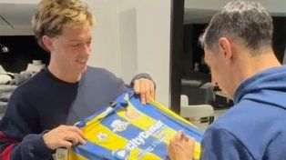 Di María firmó la camiseta de Central que le regaló a Santi Maratea.