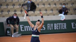 Nadia Podoroska explota tras ganar en más de dos horas de juego. La rosarina sigue haciendo historia.