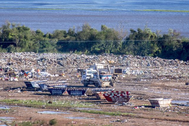 En calle Don Segundo Sombra al final, once familias viven con riesgo de caer al vacío