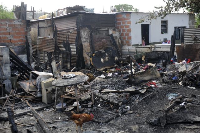 El fuego no dejó nada y se llevó tres vidas de la humilde vivienda. (Foto: V. Benedetto)