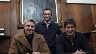 Roly Santacroce junto a Martín Consiglio, candidato a concejal de Funes, y Alejandro Grandinetti, precandidato a senador por el departamento Rosario del frente Juntos Avancemos.