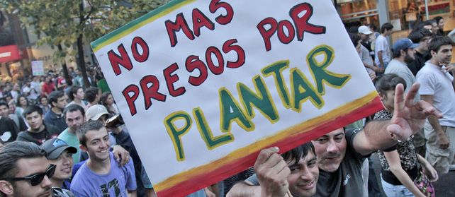 Una de las movilizaciones de militantes por la legalización de la marihuana concretada en el centro rosarino.