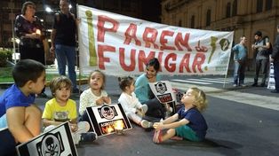 Niños y niñas al final la marcha que rodeó la Casa de Gobierno de Entre Ríos.&nbsp;