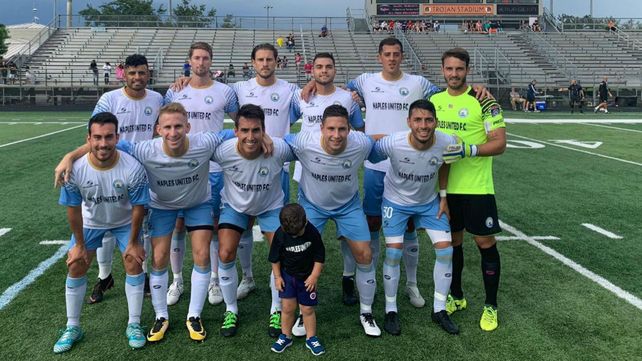 Bien de acá. Naples tiene 10 titulares argentinos. El arquero y capitán&nbsp; del equipo es el rosarino Cristian Blanco.&nbsp;