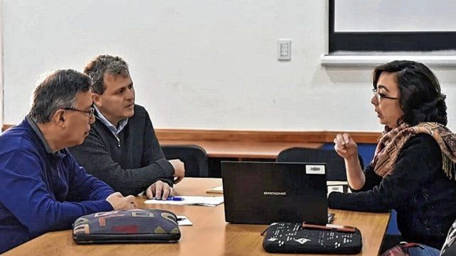 Reunión. Para organizar el procedimiento de preinscripción. Participaron el Secretario de Ciencia y Técnica