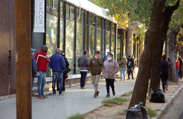 Largas colas para cobrar el Ingreso Familiar de Emergencia