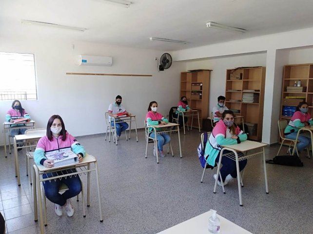 En el aula. El distanciamiento y el uso de tapabocas son clave en los protocolos para evitar contagios de coronavirus.