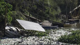 Postal de la contaminación. El barco recolector quedó en desuso a poco de ser inaugurado.