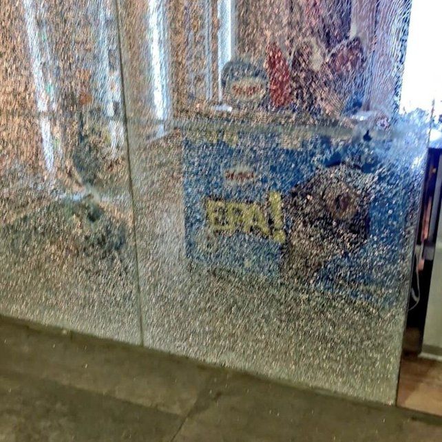 Balearon una estación de servicio en Rosario y dejaron un mensaje para Di María