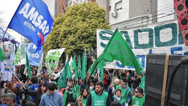 Los docentes público y privados de Santa Fe definen cómo sigue su plan de lucha