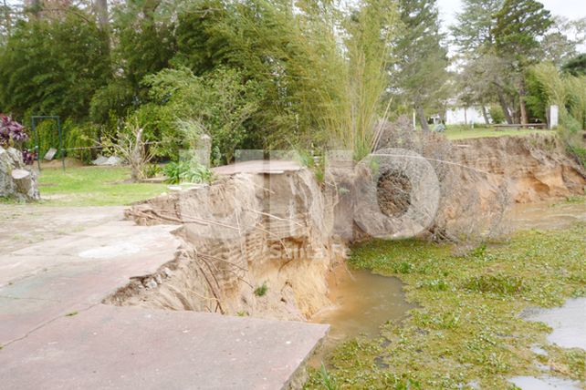 Un remanso se está “comiendo” tres casas en la costa de Cayastá