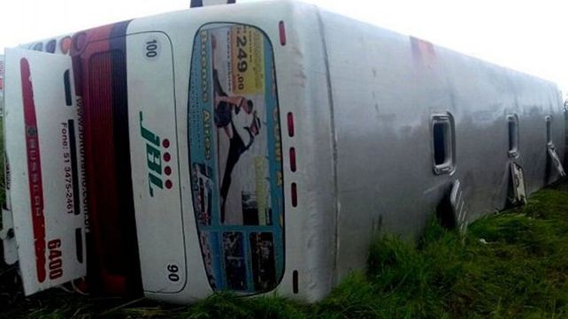 Un micro que regresaba de Brasil volcó en Entre Ríos