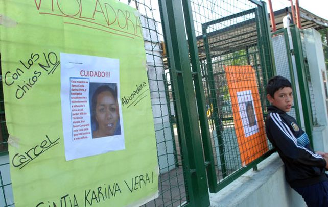 Indignación. Los padres escracharon a la docente en la puerta del jardín.
