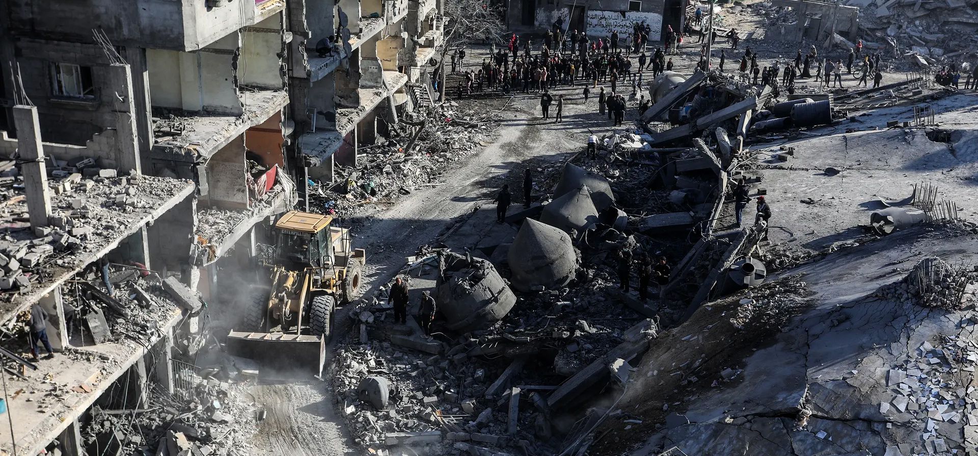 Una vista de la devastación después de que un ataque israelí destruyera la mezquita y los edificios de Al-Farooq en el barrio de Al-Shabura, Rafah, Gaza. Fotografía: Anadolu/Getty Una vista de la devastación después de que un ataque israelí destruyera la mezquita y los edificios de Al-Farooq en el barrio de Al-Shabura, Rafah, Gaza. Fotografía: Anadolu/Getty