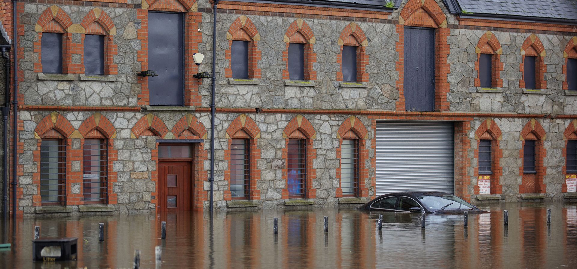 Un automóvil sumergido en agua de inundación en el estacionamiento Basin Walk en Newry Town, Co Down, el martes 31 de octubre de 2023. Se informaron inundaciones en partes de Irlanda del Norte, y la policía advirtió a las personas que no viajaran debido a una advertencia de lluvia ámbar. (Liam McBurney/PA vía AP) Un automóvil sumergido en agua de inundación en el estacionamiento Basin Walk en Newry Town, Co Down, el martes 31 de octubre de 2023. Se informaron inundaciones en partes de Irlanda del Norte, y la policía advirtió a las personas que no viajaran debido a una advertencia de lluvia ámbar. (Liam McBurney/PA vía AP)