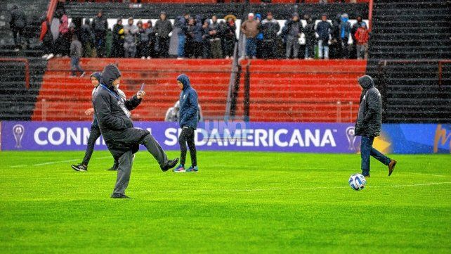 Las autoridades hacen picar la pelota antes del encuentro Patronato-Botafogo.