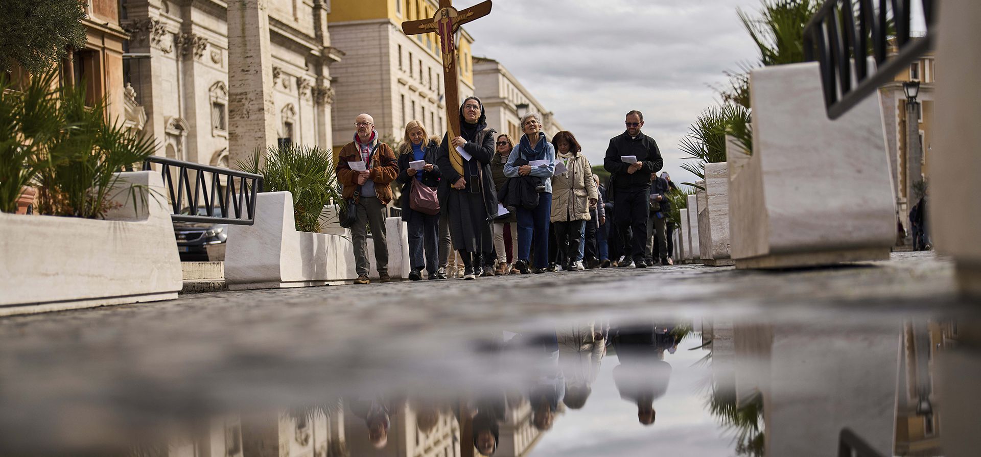 Fieles portan una cruz mientras caminan hacia la Plaza de San Pedro en el Vaticano, en Roma, el lunes 10 de marzo de 2025. (Foto AP/Francisco Seco) Fieles portan una cruz mientras caminan hacia la Plaza de San Pedro en el Vaticano, en Roma, el lunes 10 de marzo de 2025. (Foto AP/Francisco Seco)