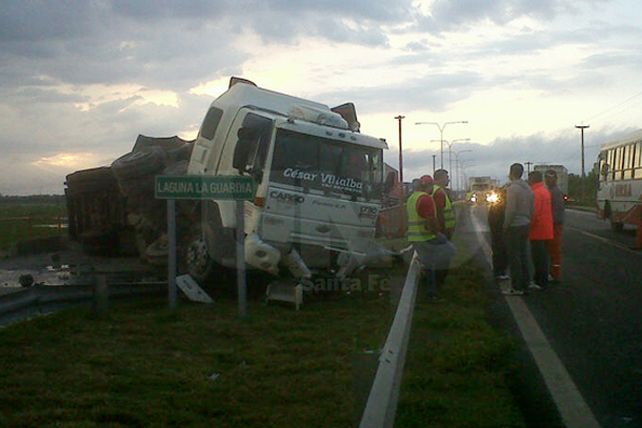 Volcó por un desperfecto mecánico un camión sobre la ruta nacional 168