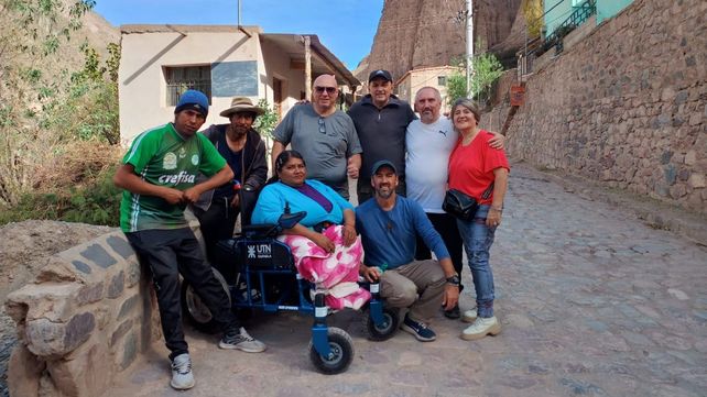 Reina, la artesana de Iruya, el día que recibió la silla de ruedas realizada por la UTN.