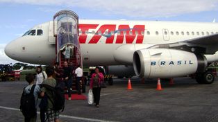 Quince pasajeros resultaron heridos por fuerte turbulencia en un vuelo de TAM