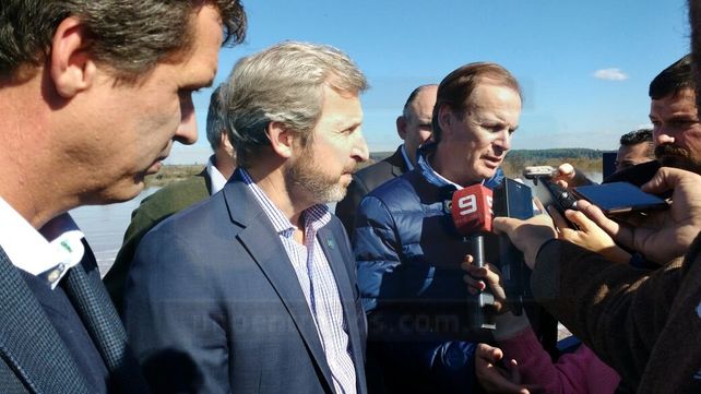Frigerio recorrió zonas afectadas por la crecida del río Uruguay, en Concordia