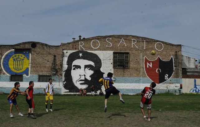 Hinchas canallas y leprosos del barrio Tiro Suizo disputaron ayer su propio clásico. (Foto: M. Bustamante)