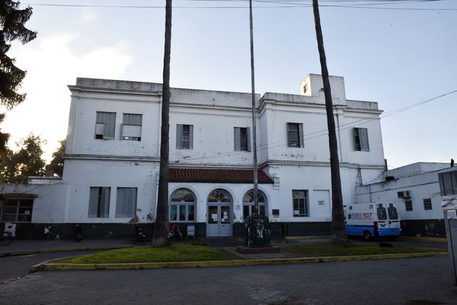 El Hospital Roque Saenz Peña. El joven está internado allí y su estado era estable.