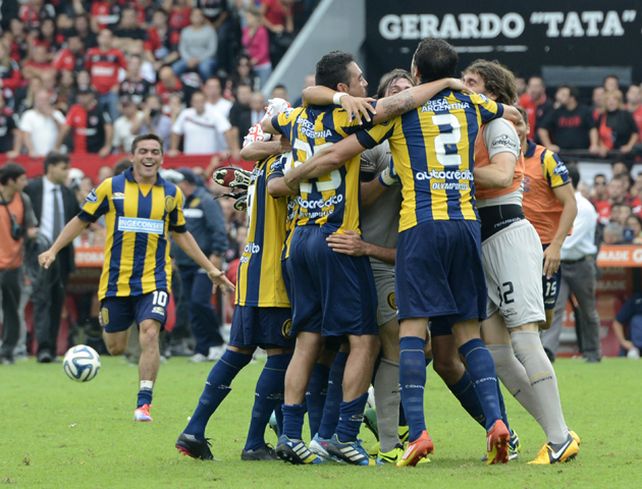 El árbitro marcó el final y los jugadores de Central se funden en un abrazo para festejar. (Producción fotográfica: Marcelo Bustamente