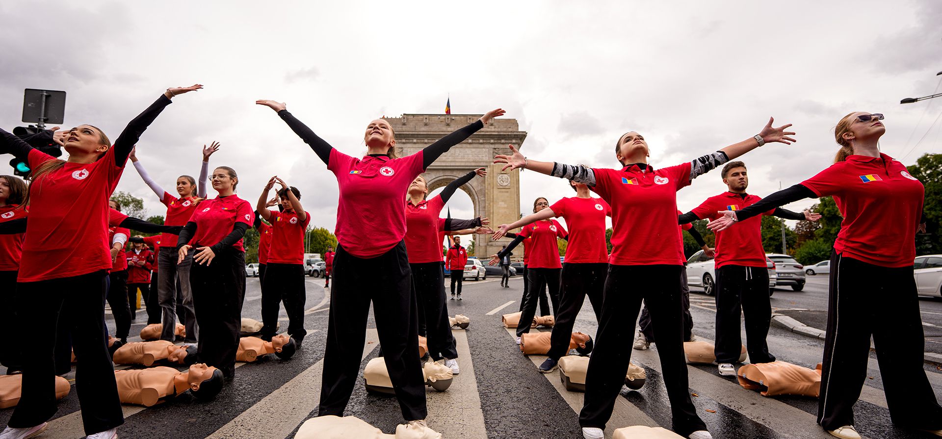 Voluntarios de la Cruz Roja Rumana bailan junto a maniquíes de reanimación cardiopulmonar (RCP) durante una «flash mob» con motivo del Día Mundial de la Reanimación Cardiopulmonar, en Bucarest, Rumanía, el viernes 16 de octubre de 2026. (Foto AP/ Andreea Alexandru) Voluntarios de la Cruz Roja Rumana bailan junto a maniquíes de reanimación cardiopulmonar (RCP) durante una «flash mob» con motivo del Día Mundial de la Reanimación Cardiopulmonar, en Bucarest, Rumanía, el viernes 16 de octubre de 2026. (Foto AP/ Andreea Alexandru)