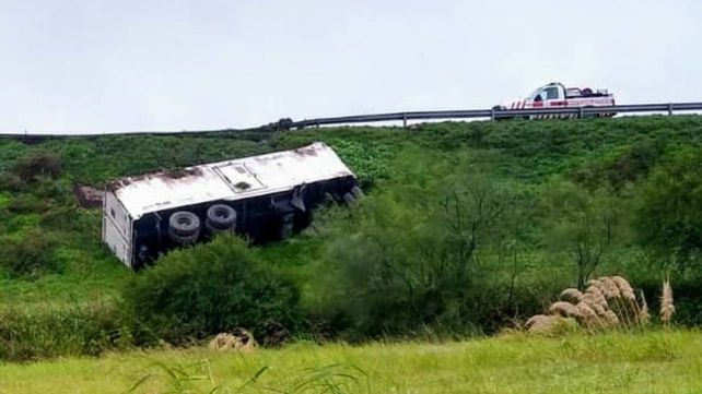 El acoplado sobre la barranca de la autopista Rosario-Buenos Aires