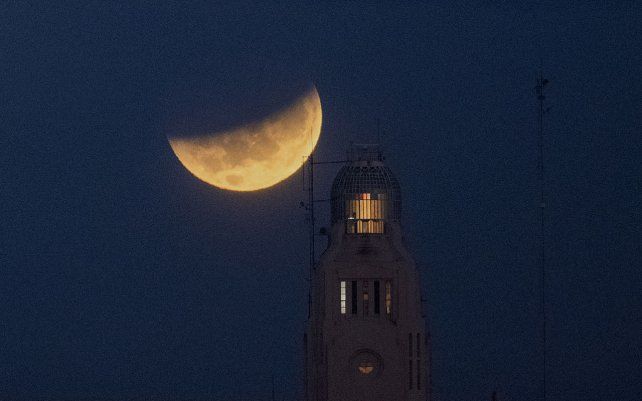 La luna se pone detrás del puerto de Montevideo, en Uruguay, durante un eclipse lunar, también conocido como superluna de sangre.