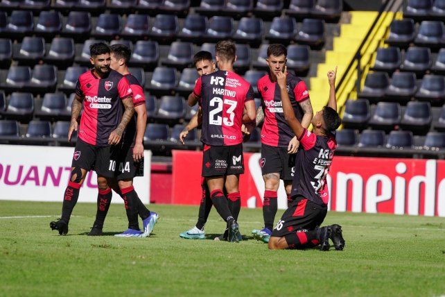 Esteban Fernández celebra de rodillas uno de sus dos goles ante Midland. El volante se ganó su lugar entre los titulares de Newells.