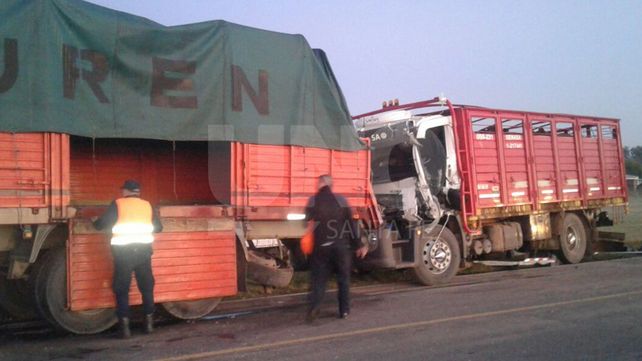 Rescataron a un chofer y su acompañante en un cuádruple choque de camiones