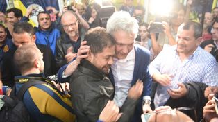 Felices. Di Pollina se abraza con Carloni y Lucero se acerca. Tres de las caras más importantes del club.