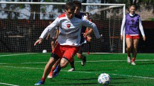 Ignacio Ramírez en plena acción&nbsp; durante uno de los entrenamientos en el predio de Bella Vista. (Foto: Newells)
