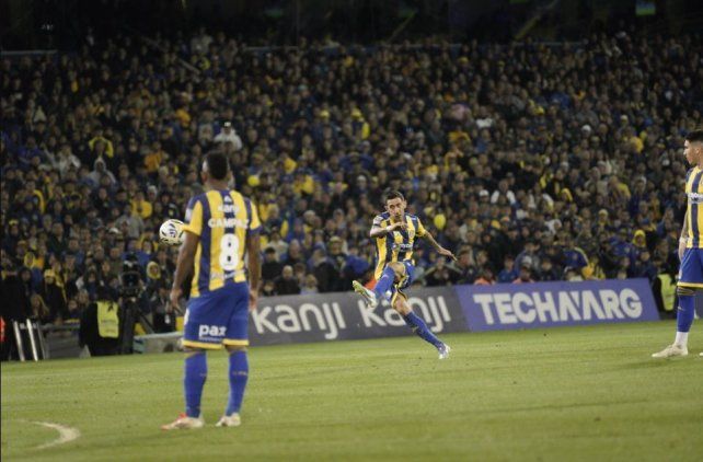 Di María ejecuta el tiro libre desde muy lejos y la pone en el ángulo. Con ese gol Central ganó el clásico.