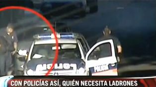 Poliladron: un video muestra como dos polic&iacute;as le roban a una mujer desmayada